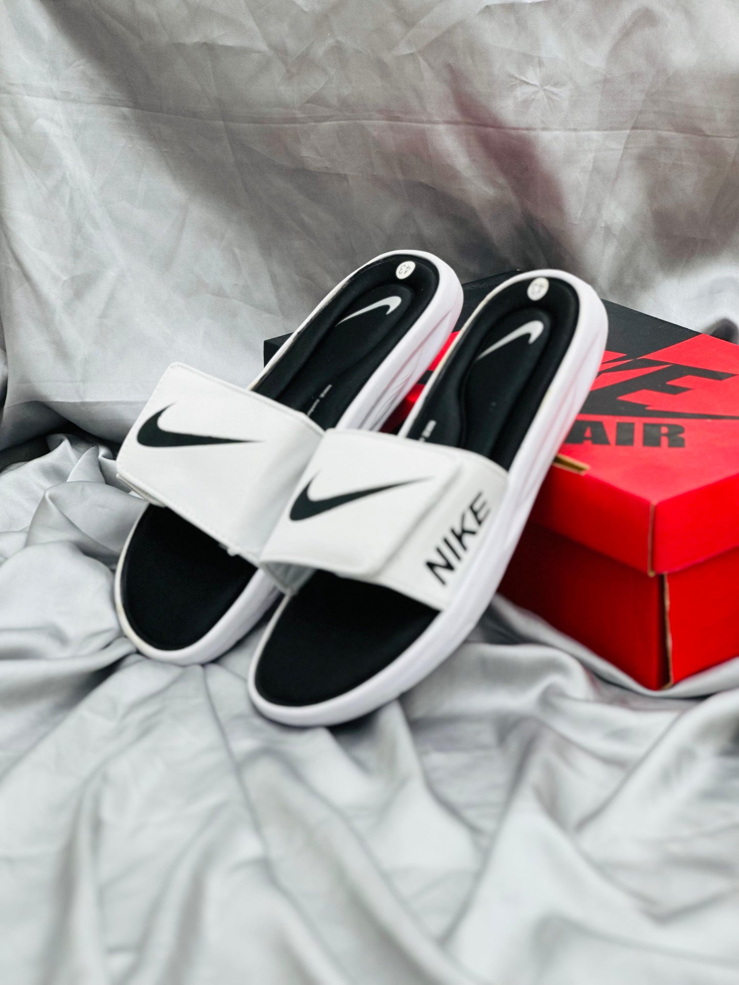 NIKE SLIDES WHITE-BLACK