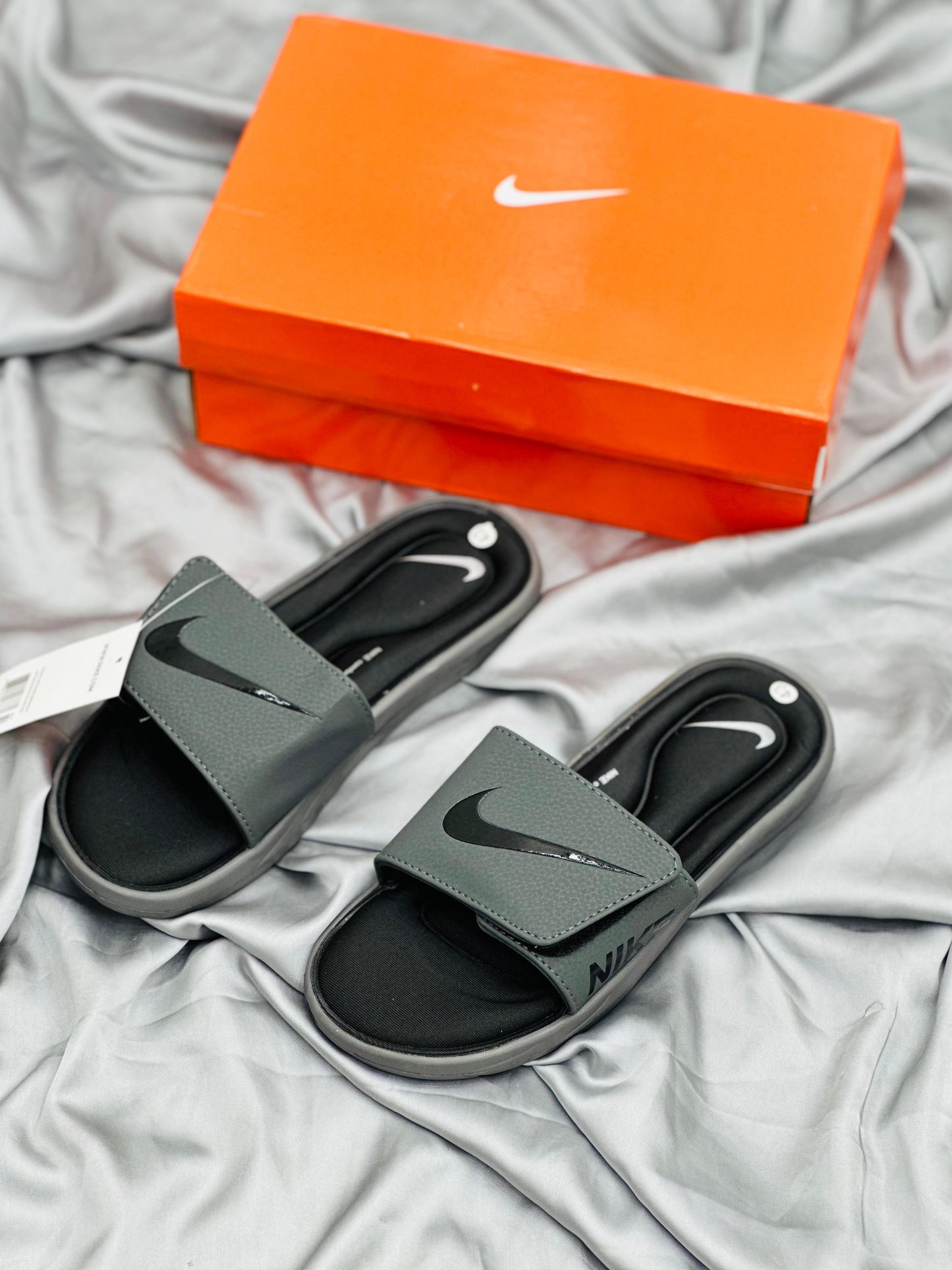 NIKE SLIDES GREY- BLACK