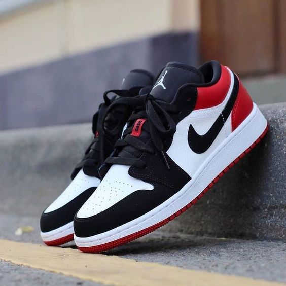 AJ1 - Low Black Toe