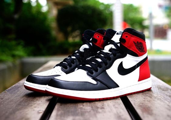 AJ1 - Retro OG Black Toe