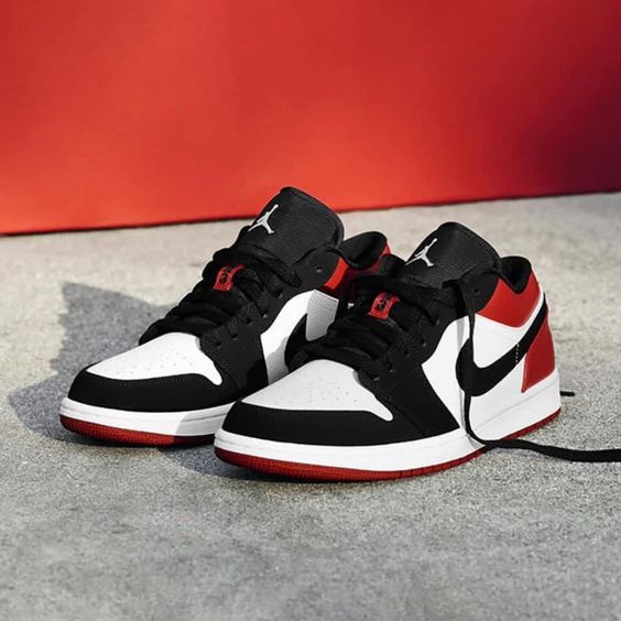 AJ1 - Low Black Toe